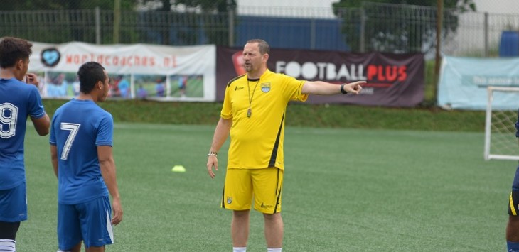 Dejan Antonic pimpin latihan Persib. Foto: Ferry Prakosa