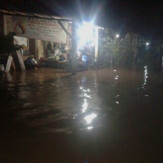 BANJIR: Tiga perumahan di kawasan Cinunuk Kecamatan Cileunyi Kabupaten Bandung terendam banjir. 