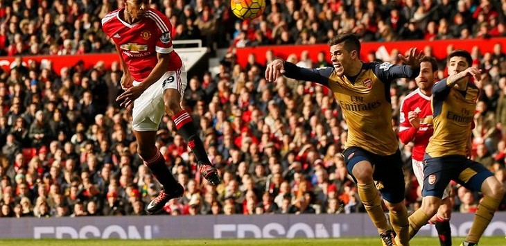 Marcus Rashford melepaskan sundulan yang berujung gol kedua Manchester United. Foto: Reuters