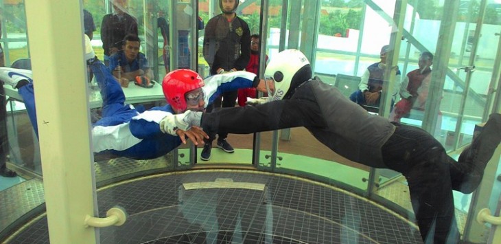 Uji coba instalasi Vertical Wind Tunnel di Komplek TNI AU Lanud Sulaiman, Rabu (10/2). Foto: Mildan Abdalloh