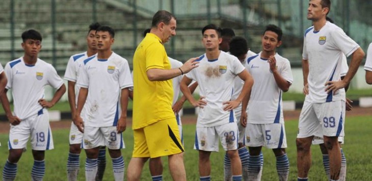 Pelatih Persib Bandung, Dejan Antonic memberikan dalam sesi latihan tim. Foto: Ramdhani