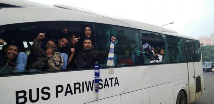 Tampak Suporter Persib Bandung di bus yang jendelanya mengalami kerusakan. Foto; Twitter