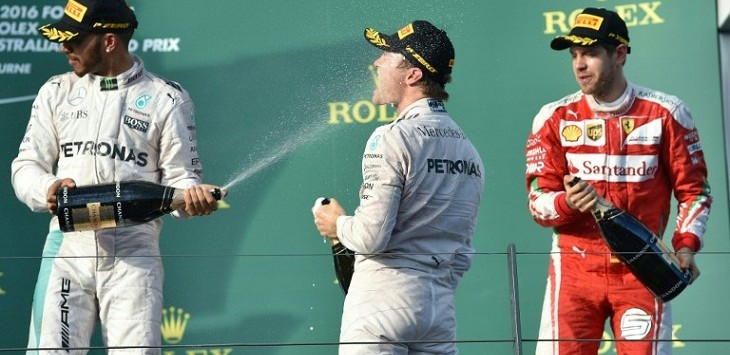 Nico Rosberg, Lewis Hamilton dan Sebastian Vettel saat merayakan kemenangan di podium GP Australia. FOTO: AFP