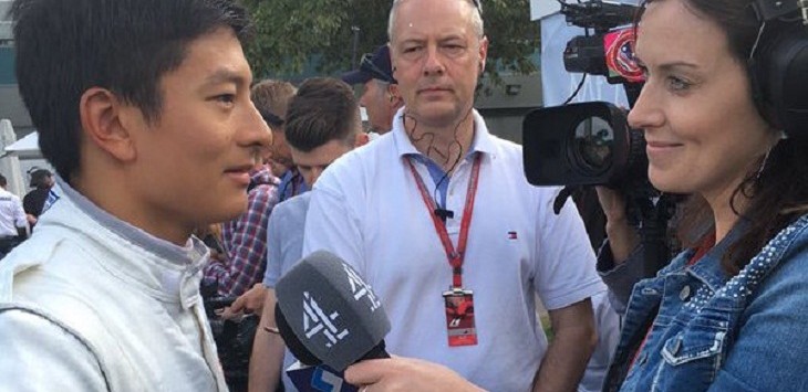 Rio Haryanto saat diwawancara stasiun Lee McKenzie. FOTO: Twitter @manorracing