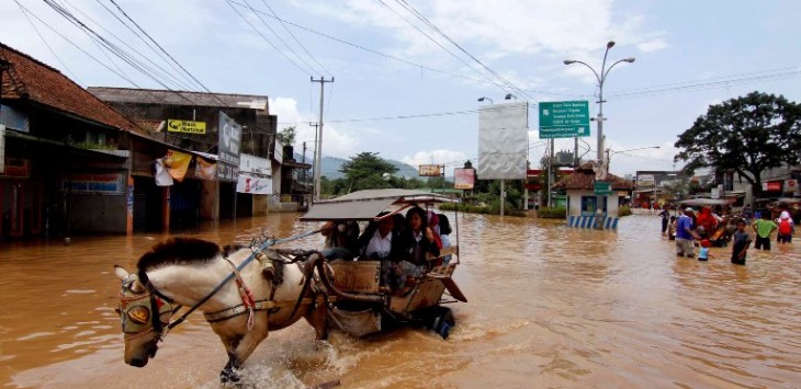 Banjir di Dayeuh Kolot kembali naik (Khairizal Maris)