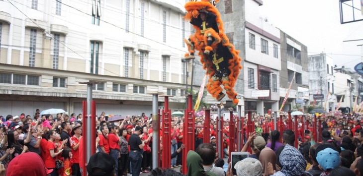 Barongsai meriahkan Cap Go Meh di Bandung. (nida)