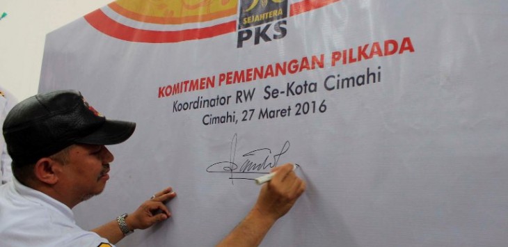Ketua DPD PKS Kota Cimahi, Dedi Lazuardi menandatangani Komitmen Pemenangan Pilkada Partai Keadilan Sejahtera. Foto: Bahi Binyatillah 