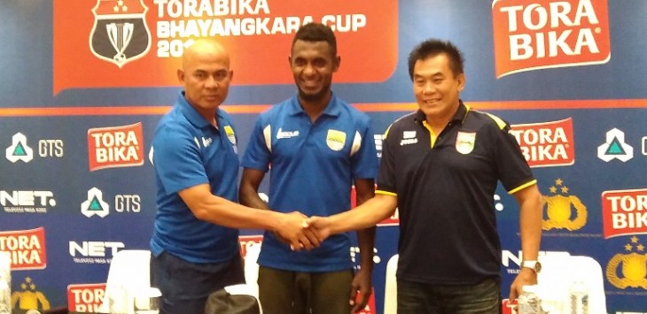 Asisten pelatih Persib Heri Setiawan (piling kiri) dan Pelatih Mitra Kukar Subangkit (paling kanan) usai Konpers jelang Persib vs Mitra Kukar di ajang Piala Bhayangkara besok. (ferry)