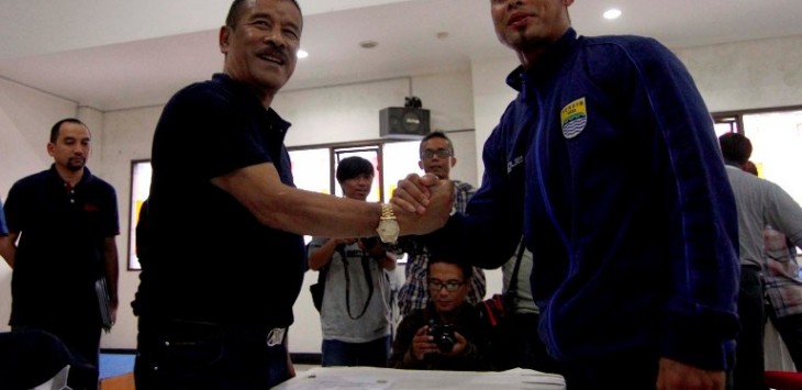 Manajer Persib Umuh Muhtar (kiri) berjabat tangan dengan Kapten Tim Persib Atep usai Kontrak Pemain Persib_(Khairizal Maris)