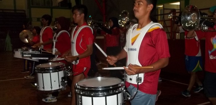 Atlet Drum Band Jabar sedang konsentrasi memperhatikan intruksi pelatih saat menjalani latihan di GOR Padjajaran Bandung. (asep)