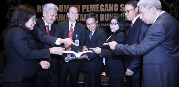 Dirut Bank bjb Ahmad Irfan (ketiga kiri), berbincang dengan Komisaris Independen Suwarta (keempat kiri), dan jajaran direksi, seusai Rapat Umum Pemegang Saham Tahunan Bank bjb Tahun Buku 2015, di The Trans Luxury Hotel Bandung, Rabu (23/3/2016).(ramdhani)