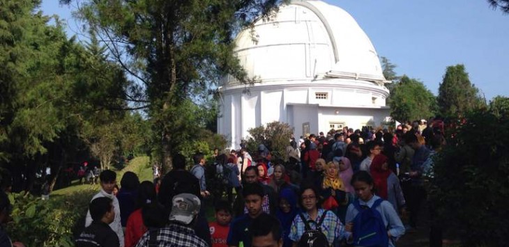 Ribuan pengunjung memadati Observatorium Bosscha di Lembang untuk berburu gerhana matahari, Rabu (9/3). (habibie)