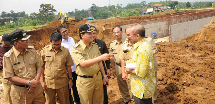 Sekretaris Daerah Jabar Iwa Karniwa saat meninjau pembangunan jalan tol.