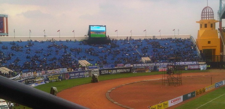 Dua layar lebar hiasi Stadion si Jalak Harupat. (ferry)