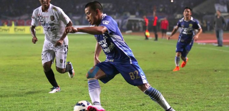 Striker Persib Bandung, Tantan menggiring bola  dalam  laga semifinal Piala Bhayangkara 2016 antara Persib Bandung Vs Bali United. Foto: Ramdhani