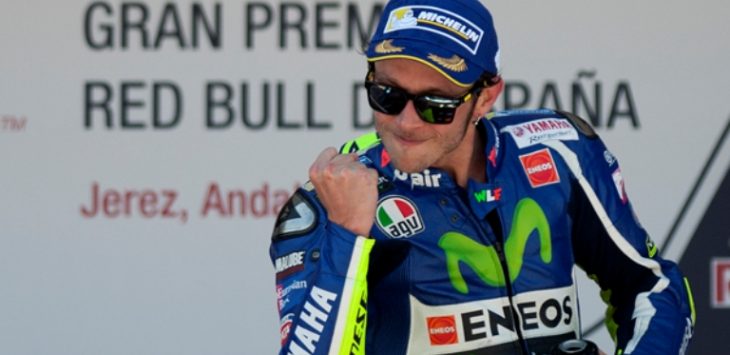 Valentino Rossi di atas podium MotoGP Spanyol. Foto: AFP