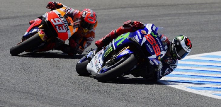 Pertarungan antara Jorge Lorenzo dan Marc Marquez dalam MotoGP Jerez. Foto: AFP