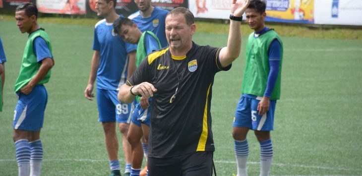 Dejan Antonic saat memipin latihan Persib. (ferry)