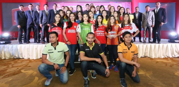 Foto bersama pemain dan model yang mengenakan jersey yang akan digunakan dalam Torabuka Soccer Championship (TSC) 2016 saat grand launching Torabika Soccer Championship (18/04). Foto: jpg
