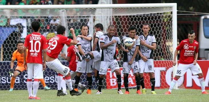 Para pemain Sriwijaya FC menghadang tendangan bebas pemain Bali United, Lucas Garcia Banetaio dalam laga perebutan tempat ketiga Piala Bhayangkara. Foto: JPG