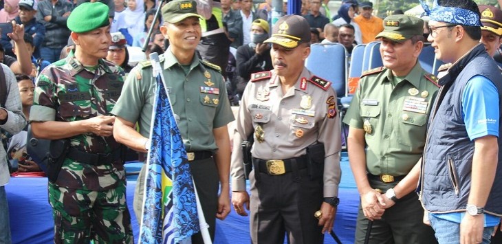 Pangdam, Kapolda dan Walikota Bandung saat melepas bobotoh ke senayan.