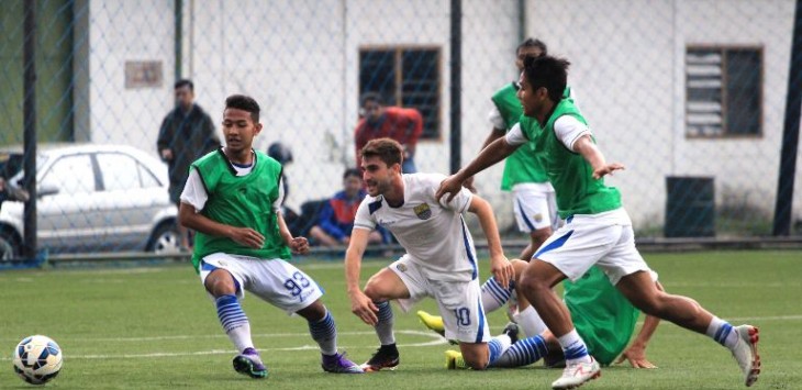 Robertino, pemain asing Persib saat latihan. (Khairizal Maris)