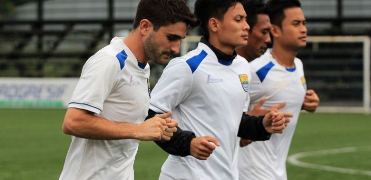 Robertino Pugliara (kiri) latihan bersama Persib. Foto: Khairizal Maris