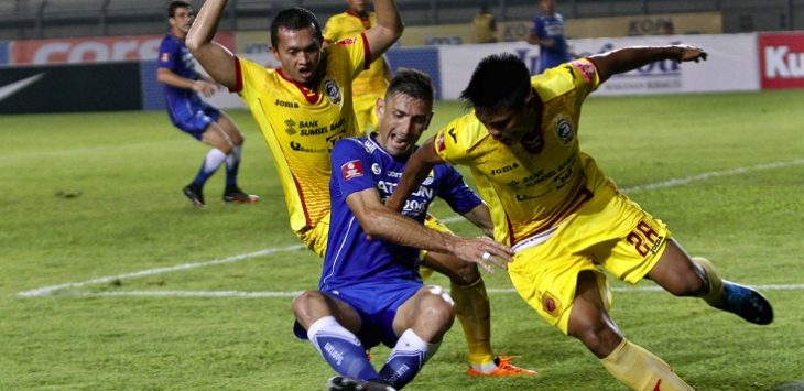 Persib Bandung saat meladeni Sriwijaya FC, laga perdana Torabika Soccer Championship, Sabtu (30/4)_Khairizal Maris