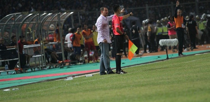 Pelatih Persib Bandung Dejan Antonic melakukan protes terhadap wasit dalam laga final Piala Bhayangkara melawan Arema Cronus. Foto: Ramdhani 