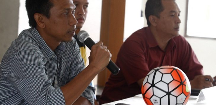 Pelatih SFC Widodo C Putro (pegang mike saat prescon jelang TSC.. (khairizal maris)