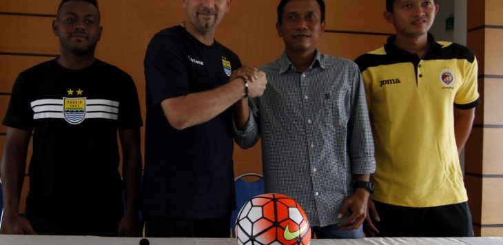 Pelatih Persib, Dejan Antonic (kedua kiri) berjabat tangan dengan pelatih Sriwijaya FC, Widodo C Putro (kedua kanan) usai konferensi pers Persib vs Sriwijaya FC di Graha Persib, jalan Sulanjana, Kota Bandung, Jumat (29/4). Foto Khairizal Maris