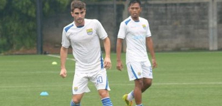 Robertino Pugliara (kiri) saat  latihan Persib. (ferry)