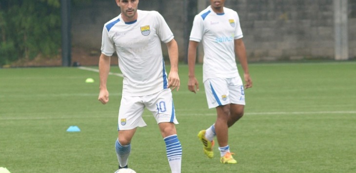 Robertino Pugliara (kiri) saat  latihan Persib. (ferry)