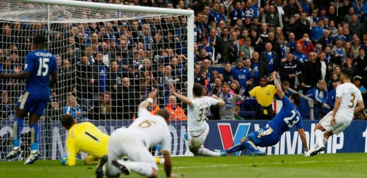Ulloa mencetak gol keduanya untuk Leicester City saat menghadapi Swansea City. Foto: Reuters 