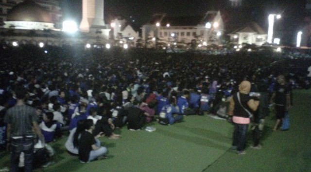 nobar Persib vs Arema di Alun alun Bandung. (asep)