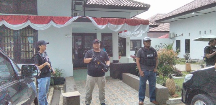 Polisi bersenjata laras panjang jaga ketat penggeledahan KPK di Pemkab Subang. (anwar)