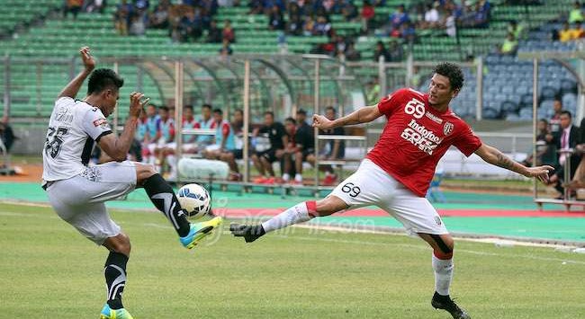 Pemain Sriwijaya FC Fachrudin Wahyudi Aryanto (kiri) saat berebut bola 
dengan pemain Bali United Lucas Garcia Benetao pada pertandingan 
perebutan juara 3 Piala Bhayangkara 2016 di Stadion Utama Gelora Bung Karno, Senayan, Jakarta, Minggu (3/4). 
 Ricardo/JPNN.com