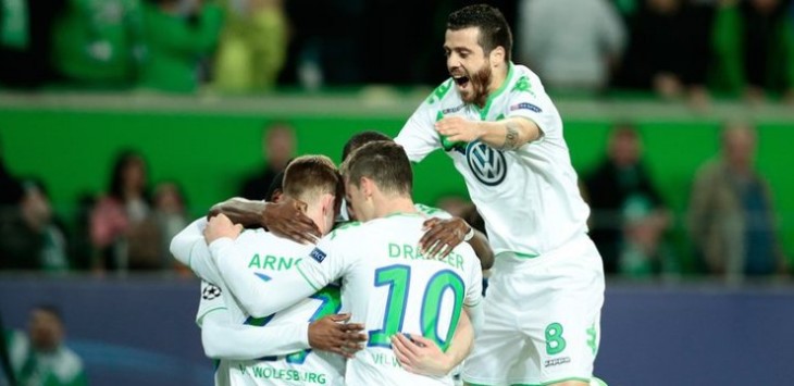 Maximilian Arnold melakukan selebrasi bersama pemain Wolfsburg usai mencetak gol. Foto: Getty Images
