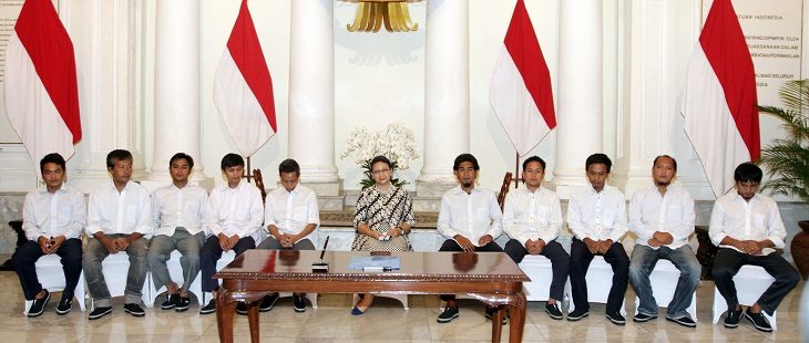 Para WNI eks sandera kelompok Abu Sayyaf (berkemeja putih) berpose bersama Menteri Luar Negeri RU Retno LP Marsudi di Kemlu, Jakarta Pusat, Senin (2/5) saat prosesi penyerahan ke pihak keluarga. FOTO:Miftahulhaya/Jawa Pos