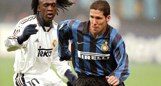 Diego Simeone menyimpan memori bertanding di San Siro setelah 18 musim karir profesionalnya dihabiskan bersama Inter Milan. Foto: UEFA

