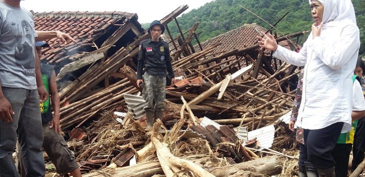 Mensos Khofifah  saat kunjungi lokasi banjir bandang di Subang. (anwar)