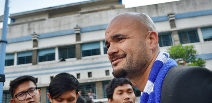 Sergio Van Dijk saat kedatangannya di Kota Bandung. Foto: Khairizal Maris