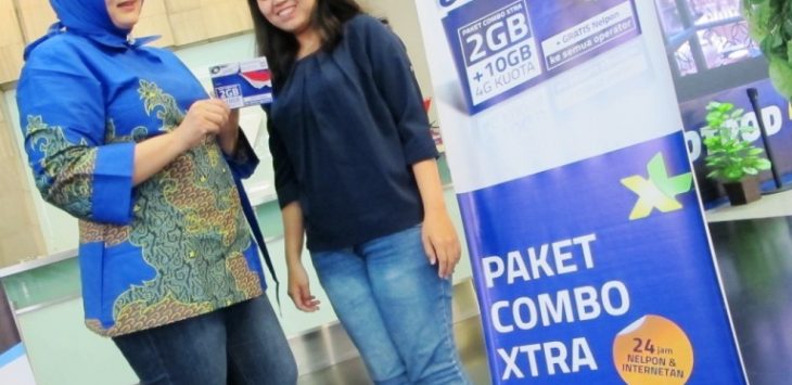  Vice President XL Central Region, Rd Sofia Purbayanti tampak sedang menjelaskan tentang Paket “Combo Xtra” kepada salah satu pelanggan di XL Center Martadinata Bandung (18/5).