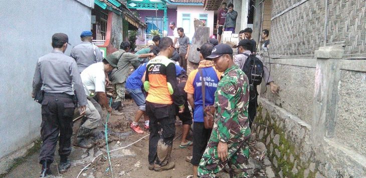 TNI, polisi dan warga bersihkan material longsor usai banjir bandang di Subang.(anwar)