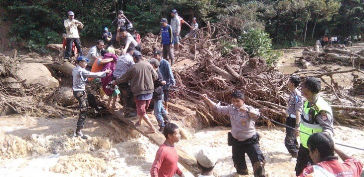 Evakuasi korban banjir bandang Cisalak Subang. (anwar)