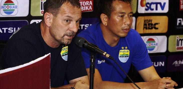 Pelatih Persib Dejan Antonic  dan penjaga gawang  Persib, I Made Wirawan. 