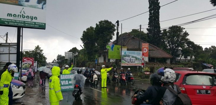 Kepadatan lalu lintas di kawasan Lembang saat libur panjang, Jumat (6/5). (nida khairiyyah)