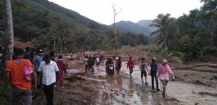 lokasi banjir jadi tontonan wisatawan dadakan. (anwar)