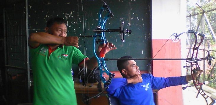 Muhtadin (baju biru) dan Suprayitno (baju hijau) nampak foto bersama usai menjalani latihan di Lapangan KONI Jabar. (asep rahmat)