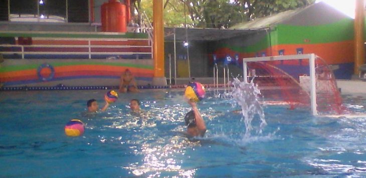 Atlet cabor polo air nampak serius saat menjalani sesi latihan di kolam prestasi KONI Jabar.(asep rahmat)